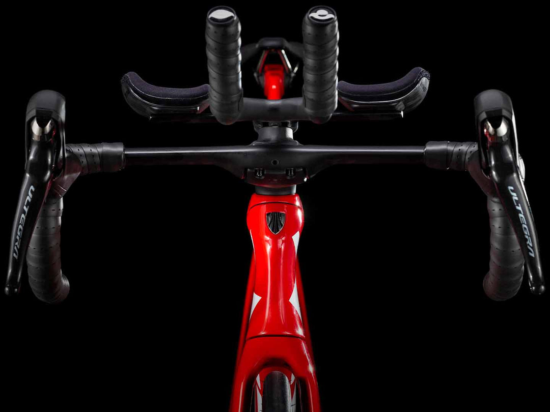 DHバーを取り付けたエアロロードバイク「マドン」を真正面から撮影した写真