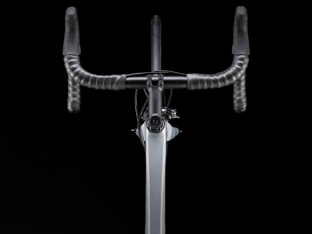 アルミロードバイクのハンドルを真上からまっすぐ撮影した写真