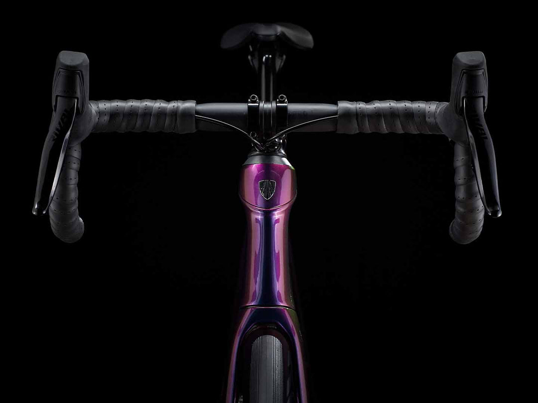 アルミロードバイクを真正面から撮影した写真