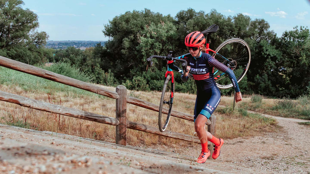 シクロクロス競技でバイクを担いでセクションをクリアする様子