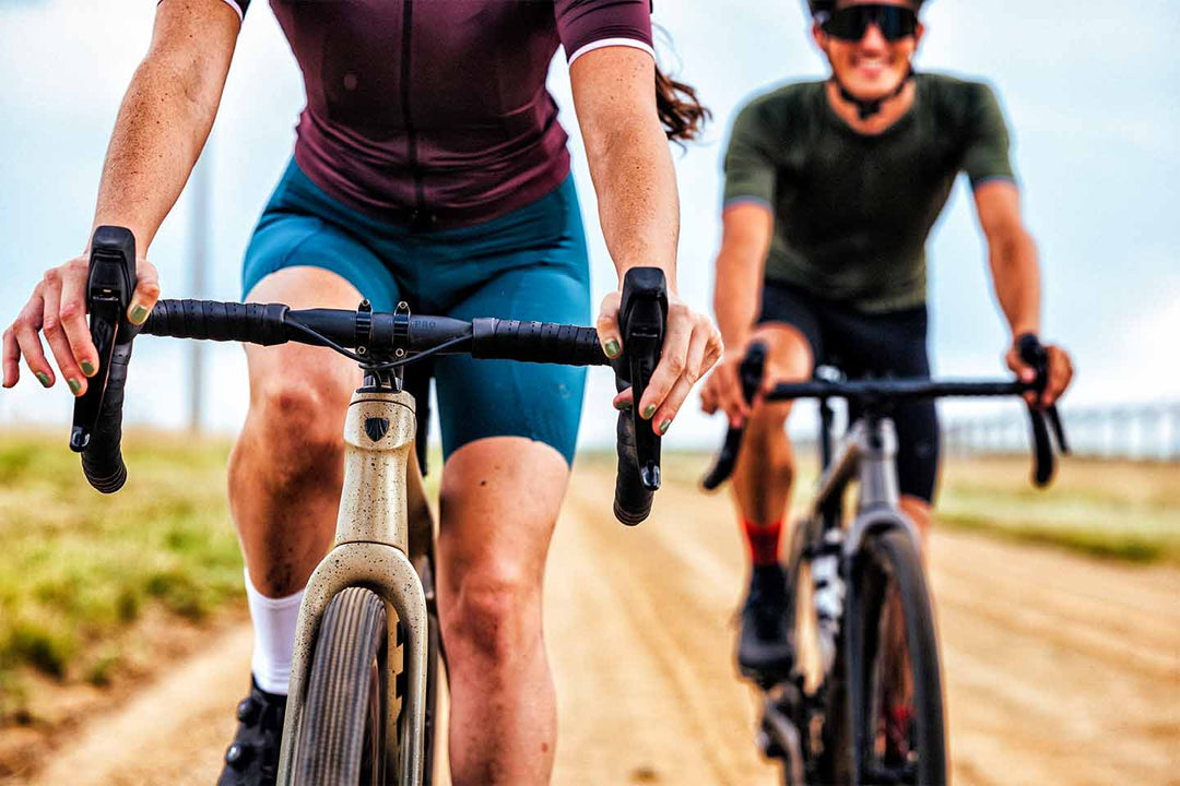 グラベルロードのチェックポイントシリーズに乗車中のライダーを前方から撮影したもの