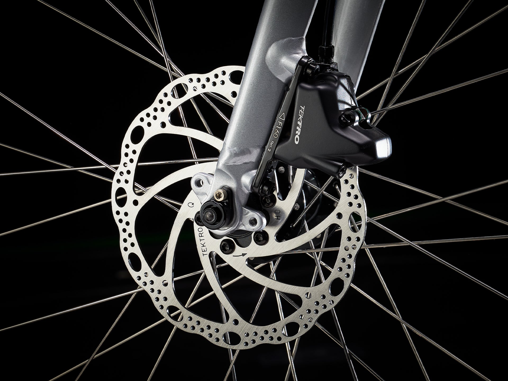 クロスバイクのディスクブレーキのクローズアップ