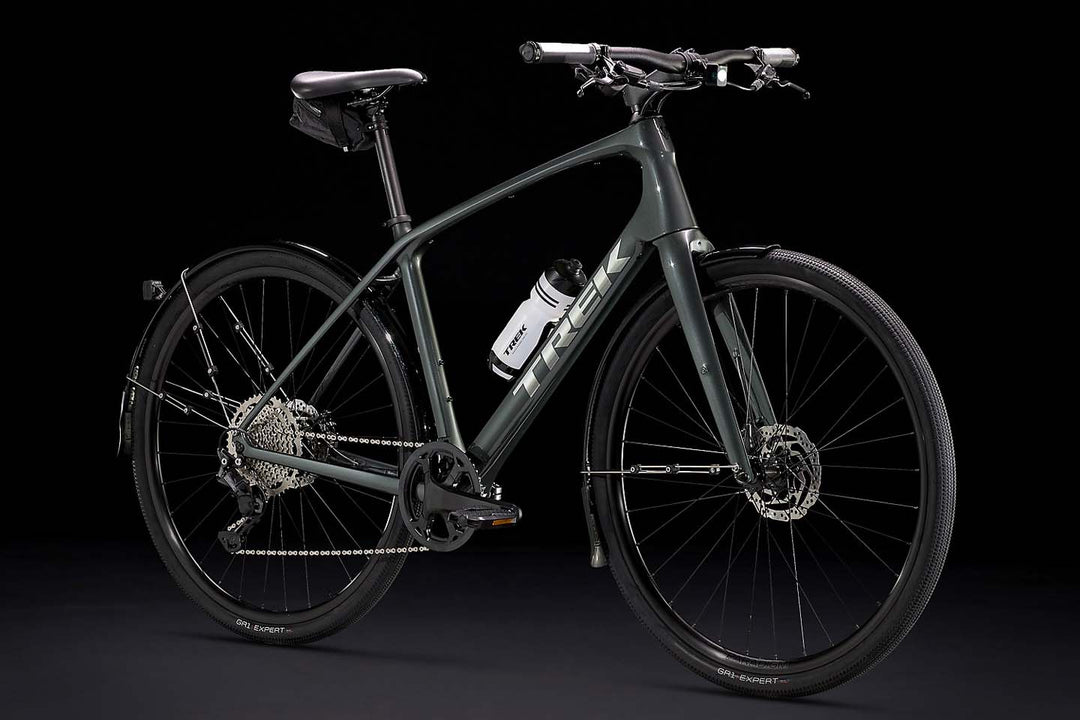 Trek FX Sport4（トレックFXスポーツ4）に別売りのフェンダーやボトルケージ、ライト、サドルバッグなどを取り付けている状態）