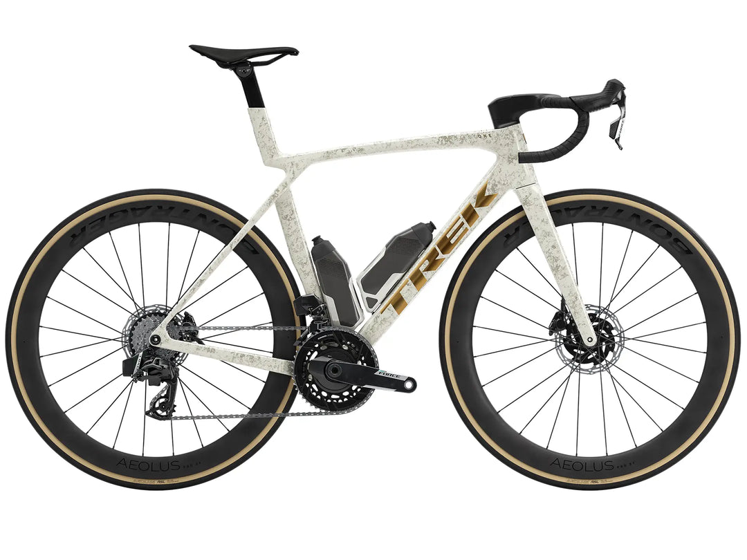 ブランド名：TREK、モデル名：Madone SLR 7 AXS Gen 8、カラー名：Era White / Supernova Marble、年式：2026
