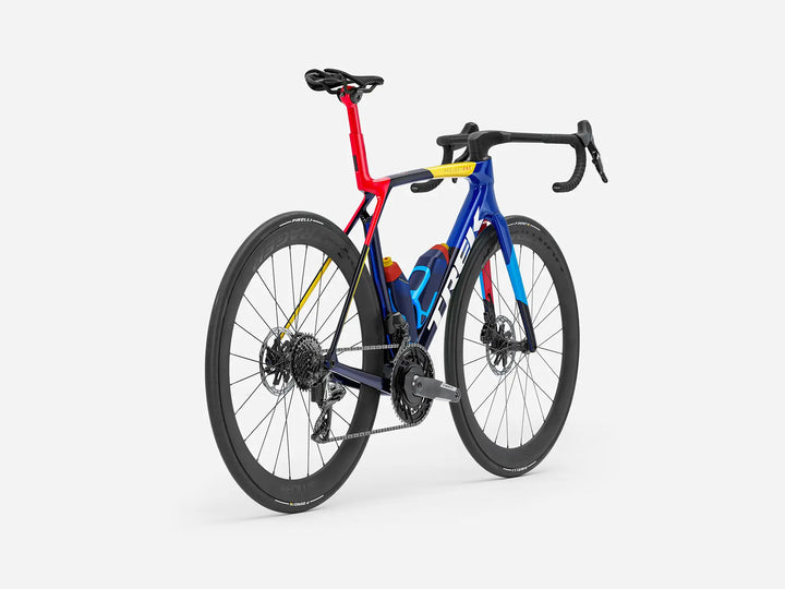 ブランド名：TREK、モデル名：Madone SLR 7 Gen 8、カラー名：リドルトレックチームレプリカ、年式：2026