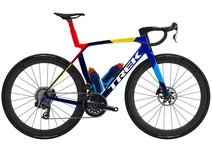 ブランド名：TREK、モデル名：Madone SLR 7 Gen 8、カラー名：Team Replica、年式：2026
