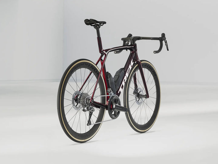 ブランド名：TREK、モデル名：Madone SLR 7 Gen 8、カラー名：Carbon Red Smoke、年式：2026年モデル
