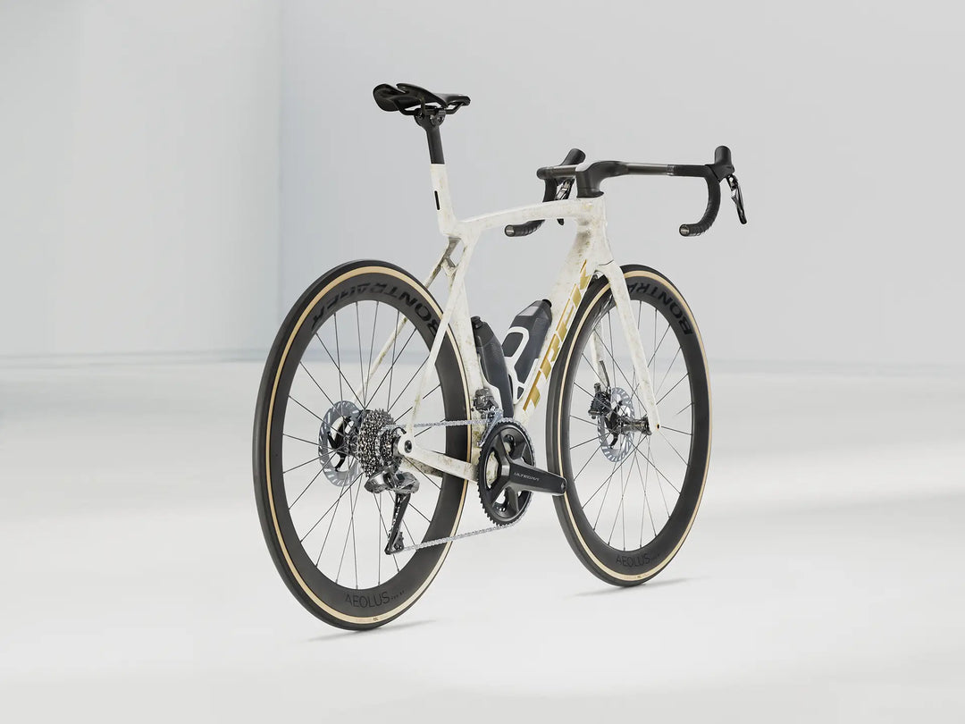 ブランド名：トレック、モデル名：Madone SLR 7 Gen 8、カラー名：Era White/Supernova Marble、年式：2026
