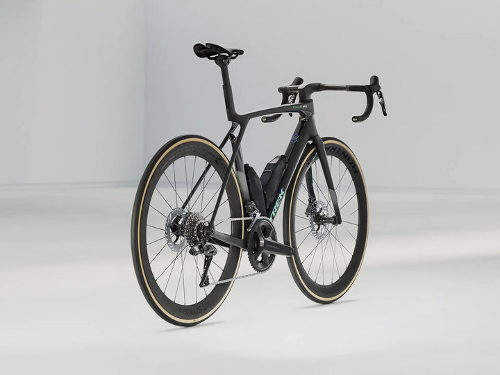 ブランド名：TREK、モデル名：マドン SLR 7 Gen 8、カラー名：Matte Carbon Smoke/Prismatic Pearl、年式：2026