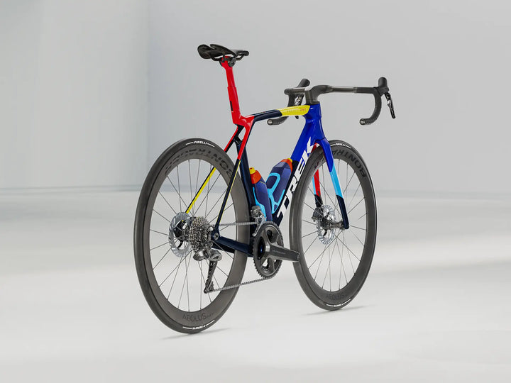 ブランド名：TREK、モデル名：Madone SLR 7 Gen 8、カラー名：チームレプリカ、年式：2026