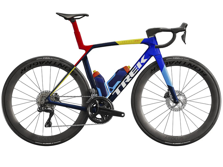 ブランド名：TREK、モデル名：Madone SLR 7 Gen 8、カラー名：Team Replica、年式：2026