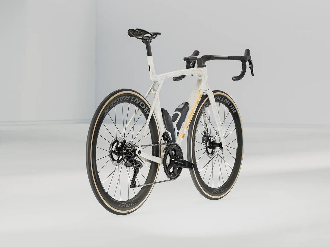 ブランド名：TREK、モデル名：Madone SLR 9 Gen 8、カラー名：Era White / Supernova Marble、年式：2026