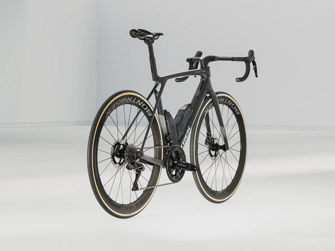 ブランド名：TREK、モデル名：Madone SLR 9 Gen 8、カラー名：Matte Carbon Smoke / Prismatic Pearl、年式：2026