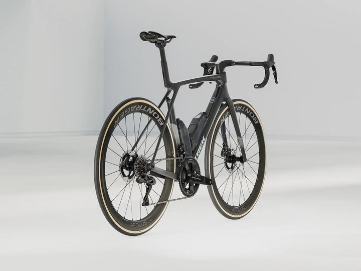 ブランド名：TREK、モデル名：Madone SLR 9 Gen 8、カラー名：Matte Carbon Smoke / Prismatic Pearl、年式：2026