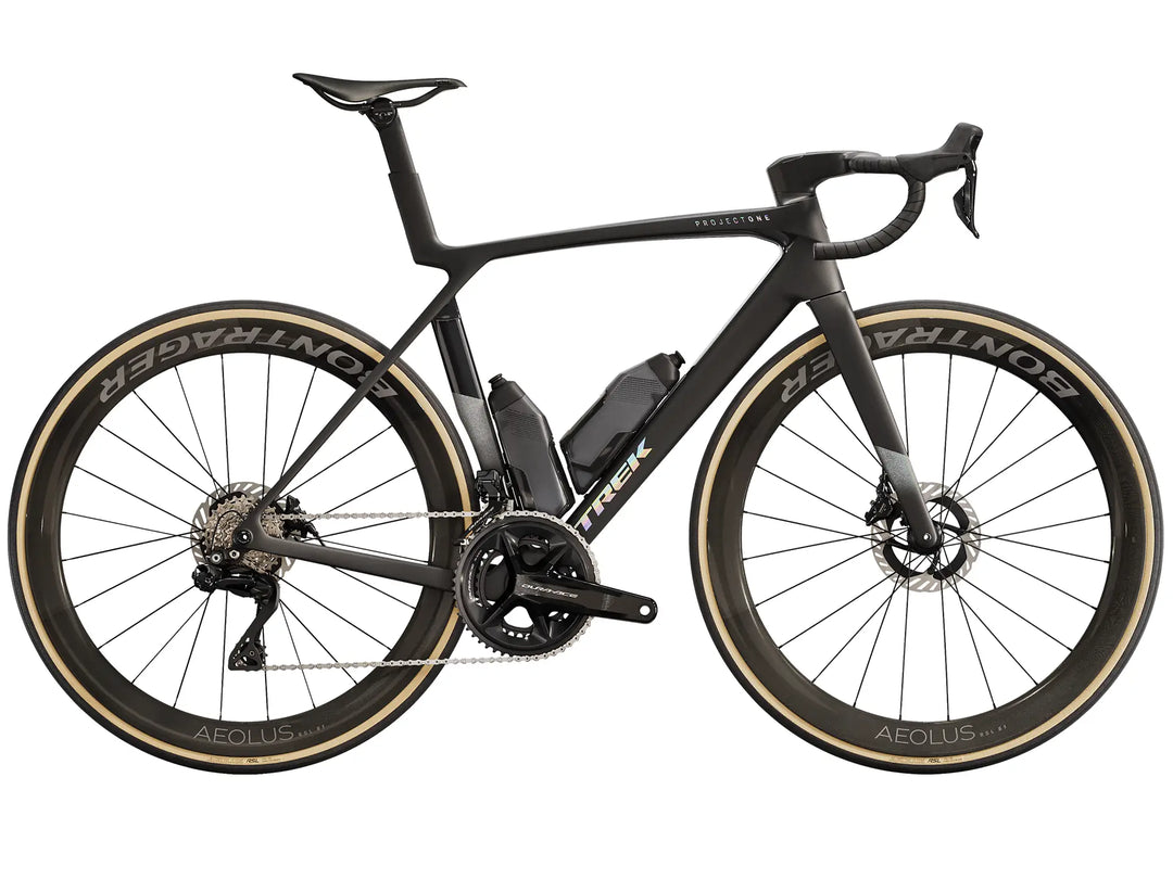 ブランド名：TREK、モデル名：Madone SLR 9 Gen 8、カラー名：Matte Carbon Smoke / Prismatic Pearl、年式：2026