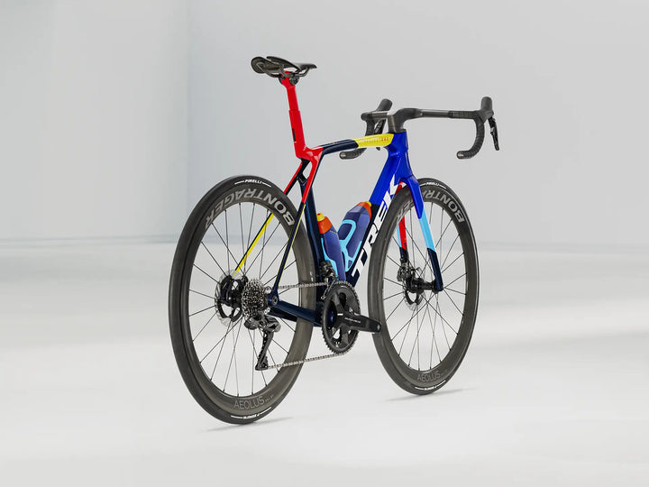 ブランド名：TREK、モデル名：Madone SLR 9 Gen 8、カラー名：Team Replica、年式：2026