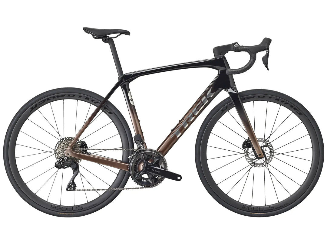 モデル：Trek Domane SL6 Gen4 、年式2026年モデル、カラー：Dark Star to Bronze Age Fade