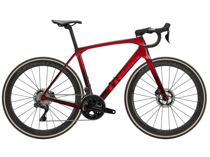 ブランド名：TREK、モデル名：domane slr 9 、年式：2026年、カラー：metallic red smoke to  red carbon smoke