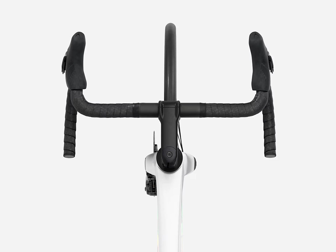 TREK Madone SL6 Gen8（2026年モデル）カラー：Gloss Crystal White/Matte Deep Smoke　ハンドル真上から撮影