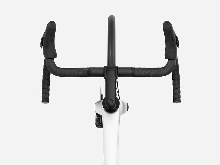 TREK Madone SL6 Gen8（2026年モデル）カラー：Gloss Crystal White/Matte Deep Smoke　ハンドル真上から撮影