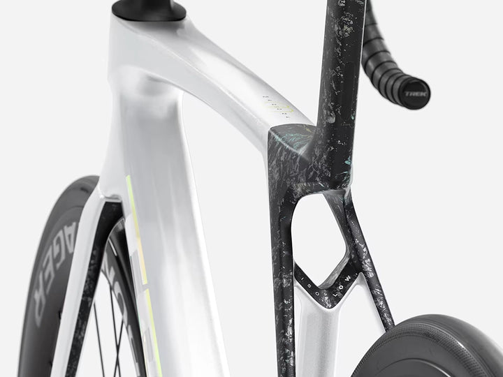 TREK Madone SL6 Gen8（2026年モデル）カラー：Gloss Crystal White/Matte Deep Smoke　マットディープスモーク部分は雲母のような模様