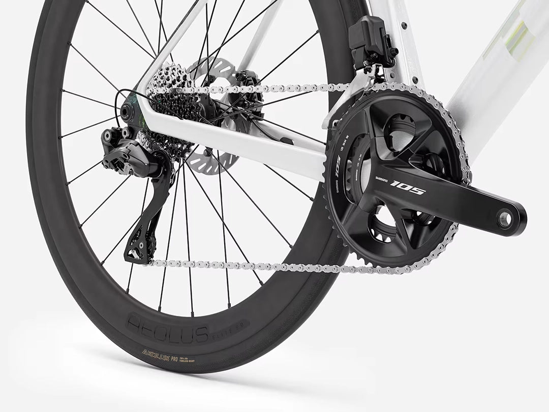 TREK Madone SL6 Gen8（2026年モデル）カラー：Gloss Crystal White/Matte Deep Smoke　コンポはシマノ電動105