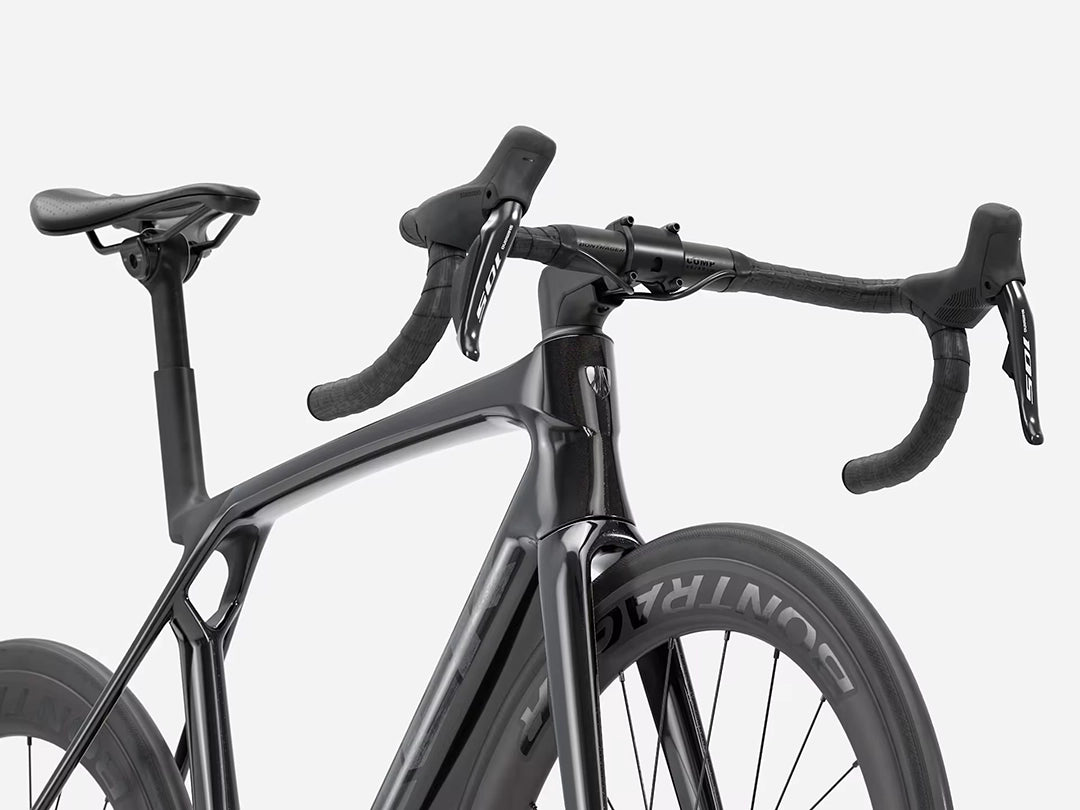 TREK Madone SL6 Gen8（2026年モデル）カラー：Gloss Dark Star/Matte Deep Smoke　右斜め下からのアングル