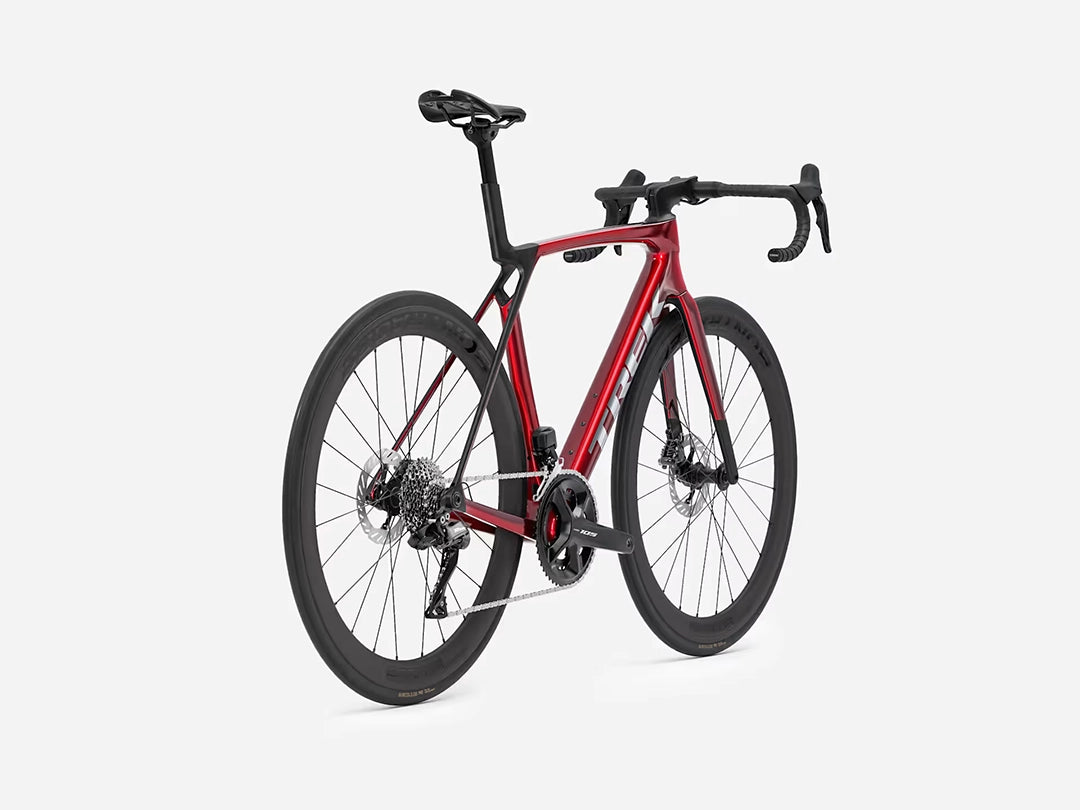TREK Madone SL6 Gen8（2026年モデル）カラー：Gloss Fury Red/Matte Deep Smoke 右斜め後ろから撮影
