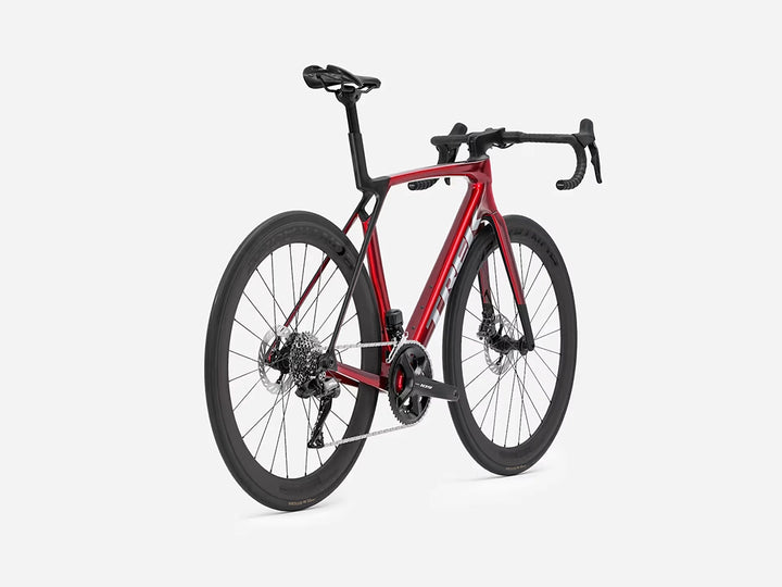 TREK Madone SL6 Gen8（2026年モデル）カラー：Gloss Fury Red/Matte Deep Smoke 右斜め後ろから撮影