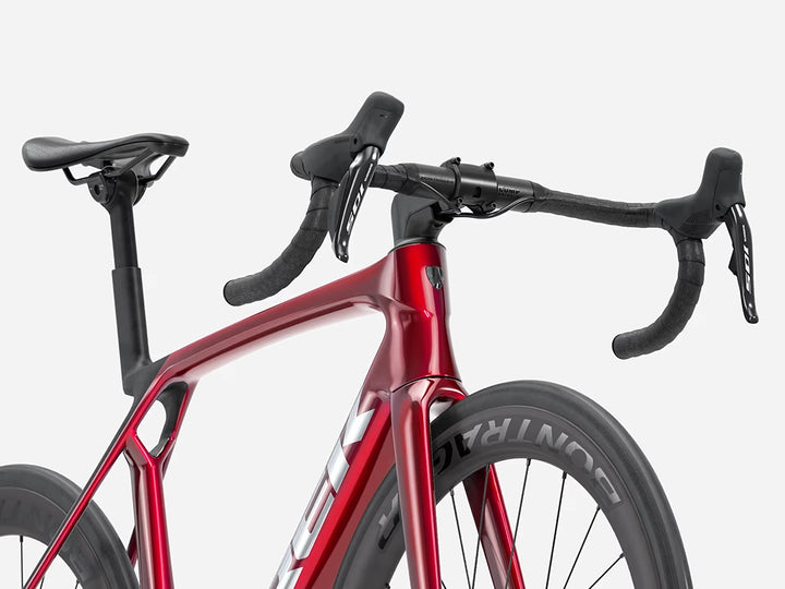 TREK Madone SL6 Gen8（2026年モデル）カラー：Gloss Fury Red/Matte Deep Smoke 前方斜め下からハンドルをなめるようなアングル