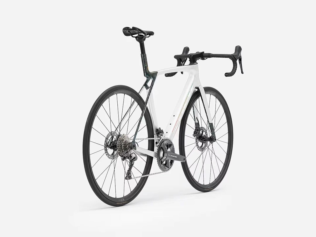 TREK Madone SL5 Gen8（2026年モデル）カラー：Gloss Crystal White/Matte Deep Smoke　斜め後ろからバイク全体を撮影