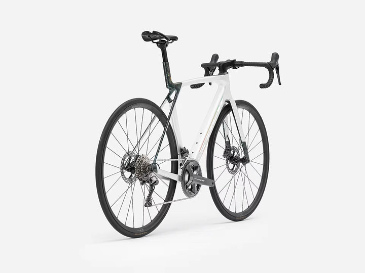 TREK Madone SL5 Gen8（2026年モデル）カラー：Gloss Crystal White/Matte Deep Smoke　斜め後ろからバイク全体を撮影