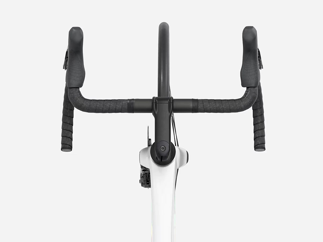 TREK Madone SL5 Gen8（2026年モデル）カラー：Gloss Crystal White/Matte Deep Smoke　真上からハンドル周りを撮影