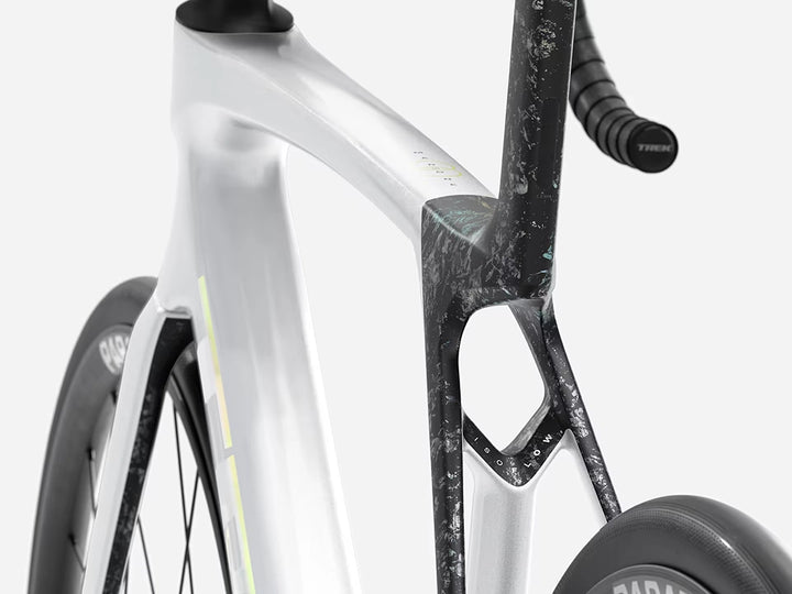 TREK Madone SL5 Gen8（2026年モデル）カラー：Gloss Crystal White/Matte Deep Smoke　マットスモークの部分には雲母のような模様が入る