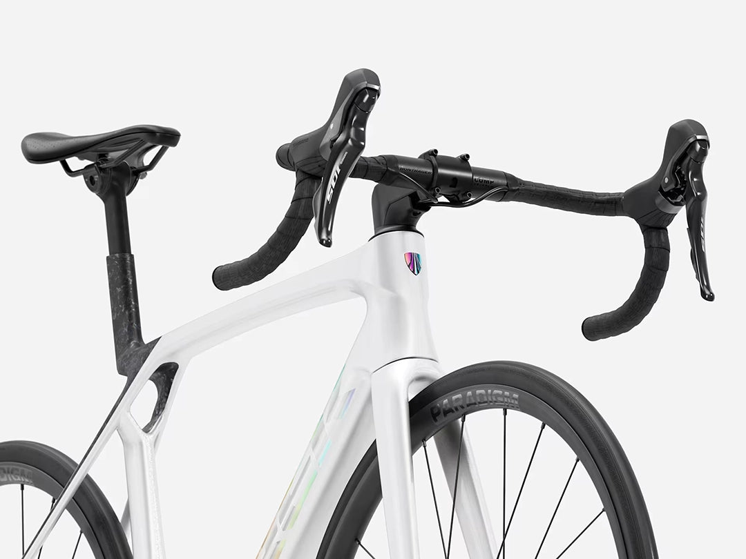 TREK Madone SL5 Gen8（2026年モデル）カラー：Gloss Crystal White/Matte Deep Smoke　前方斜め下からのハンドルまわり
