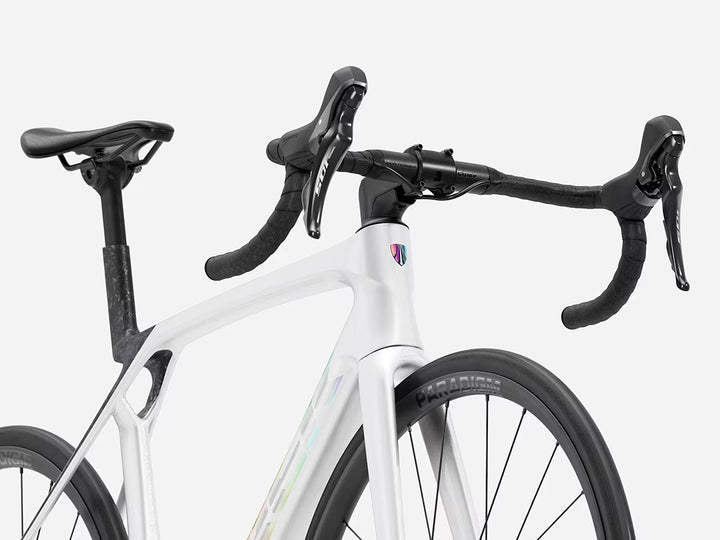 TREK Madone SL5 Gen8（2026年モデル）カラー：Gloss Crystal White/Matte Deep Smoke　前方斜め下からのハンドルまわり