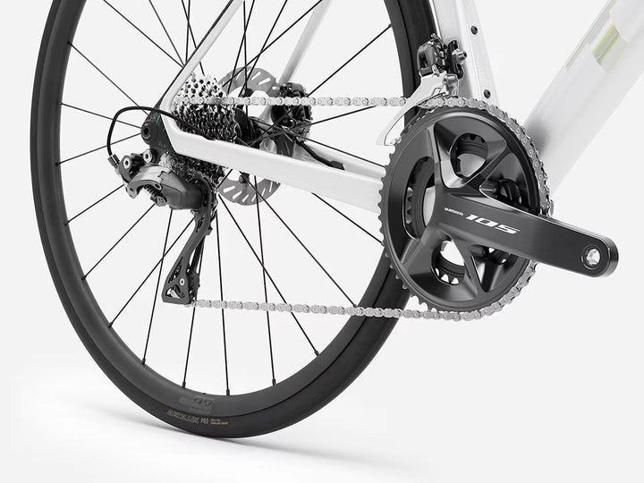 TREK Madone SL5 Gen8（2026年モデル）カラー：Gloss Crystal White/Matte Deep Smoke　シマノ105機械式ドライブトレイン