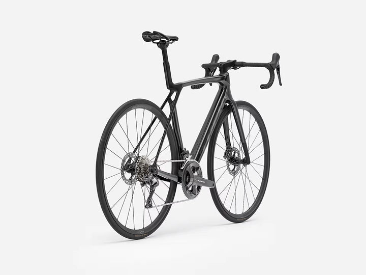 TREK Madone SL5 Gen8（2026年モデル）カラー：Gloss Dark Star/Matte Deep Smoke　右斜め後ろ方向からバイク全体
