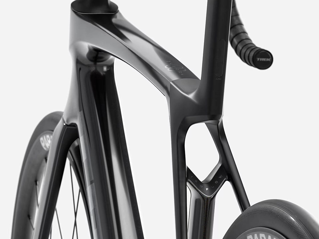 TREK Madone SL5 Gen8（2026年モデル）カラー：Gloss Dark Star/Matte Deep Smoke　ISO Flowを斜め後ろ方向から