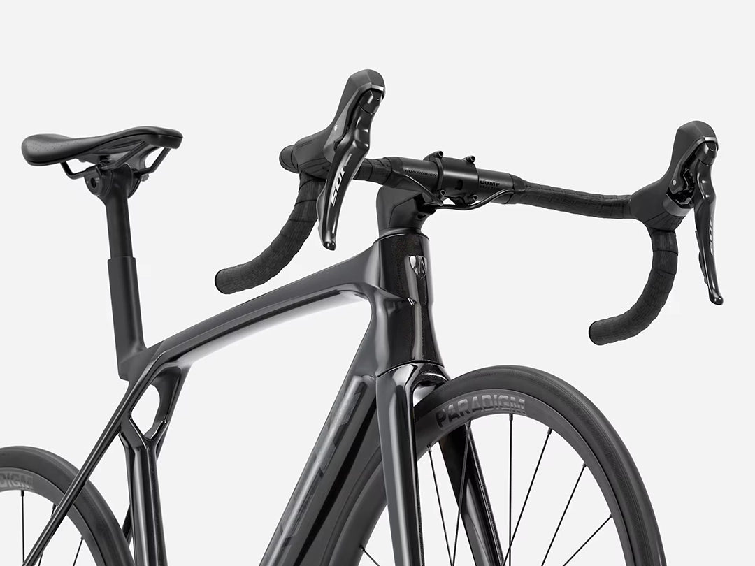 TREK Madone SL5 Gen8（2026年モデル）カラー：Gloss Dark Star/Matte Deep Smoke　前方斜め下からハンドルまわりを撮影