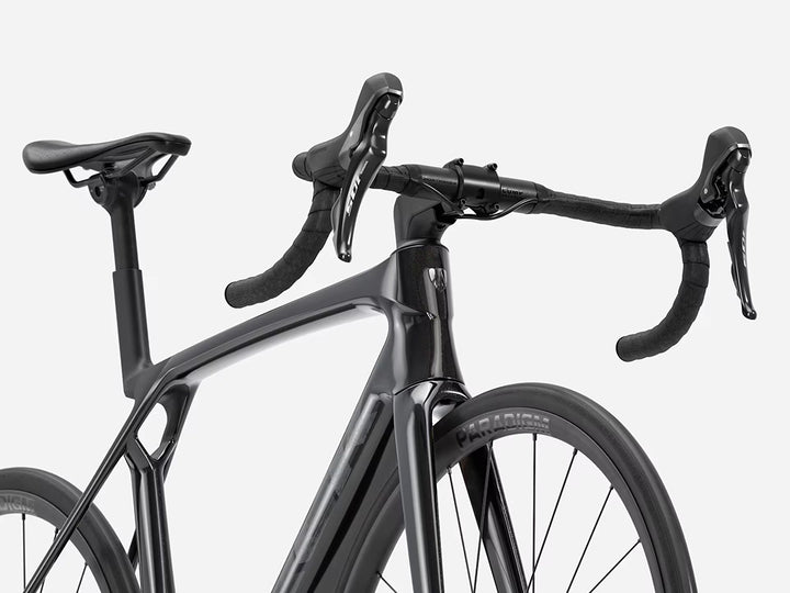 TREK Madone SL5 Gen8（2026年モデル）カラー：Gloss Dark Star/Matte Deep Smoke　前方斜め下からハンドルまわりを撮影