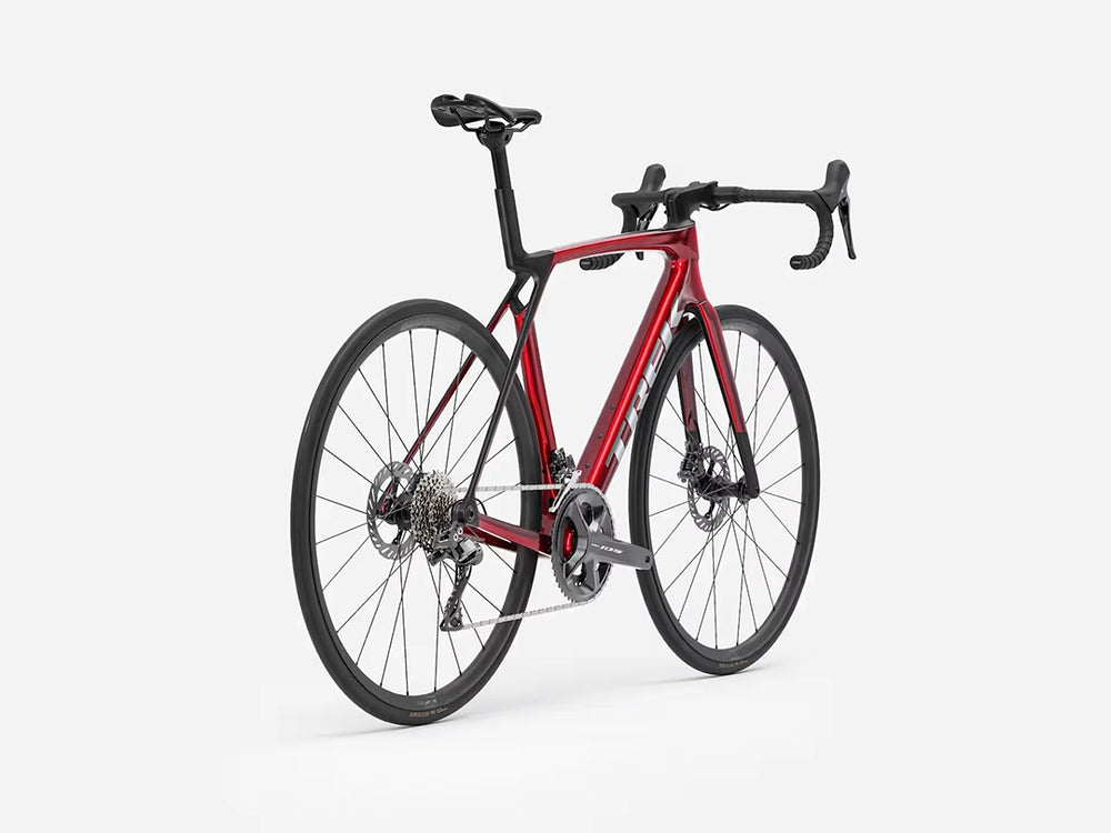 TREK Madone SL5 Gen8（2026年モデル）カラー：Gloss Fury Red/Matte Deep Smoke　斜め右後ろから撮影