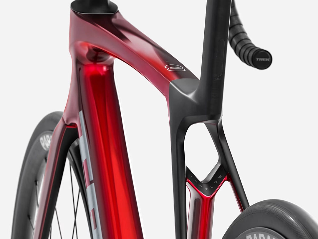 TREK Madone SL5 Gen8（2026年モデル）カラー：Gloss Fury Red/Matte Deep Smoke　ISO Flow部分を斜め後ろ方向から