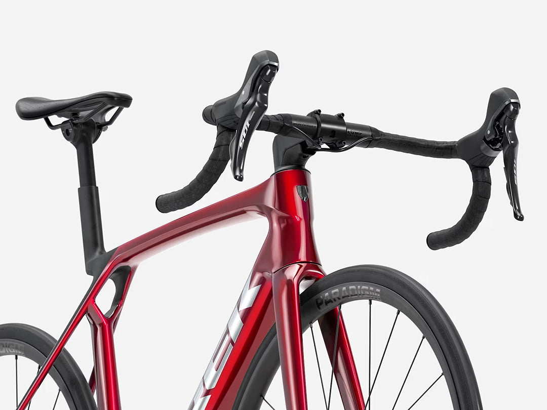 TREK Madone SL5 Gen8（2026年モデル）カラー：Gloss Fury Red/Matte Deep Smoke　前方な斜め下から