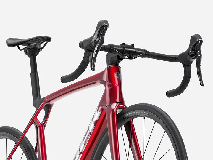TREK Madone SL5 Gen8（2026年モデル）カラー：Gloss Fury Red/Matte Deep Smoke　前方な斜め下から