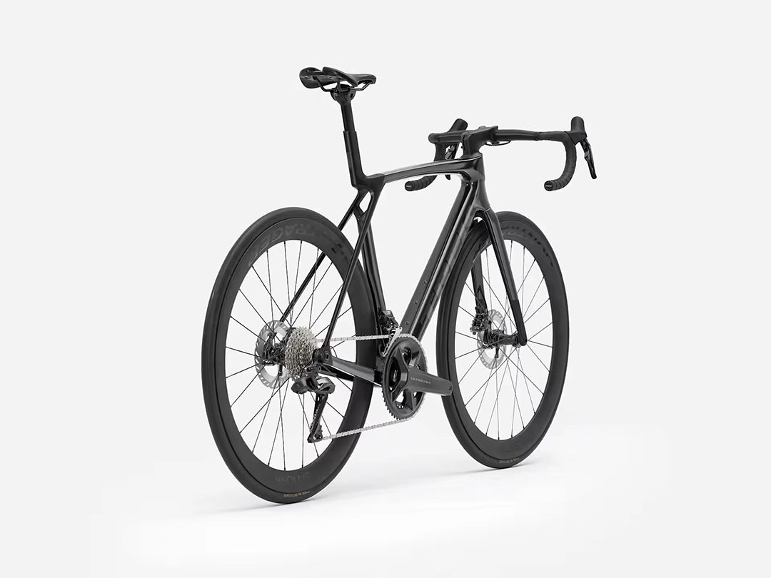 TREK Madone SL7 Gen8（2026年モデル）カラー：Gloss Dark Star/Matte Deep Smoke 右斜め後ろから全体撮影
