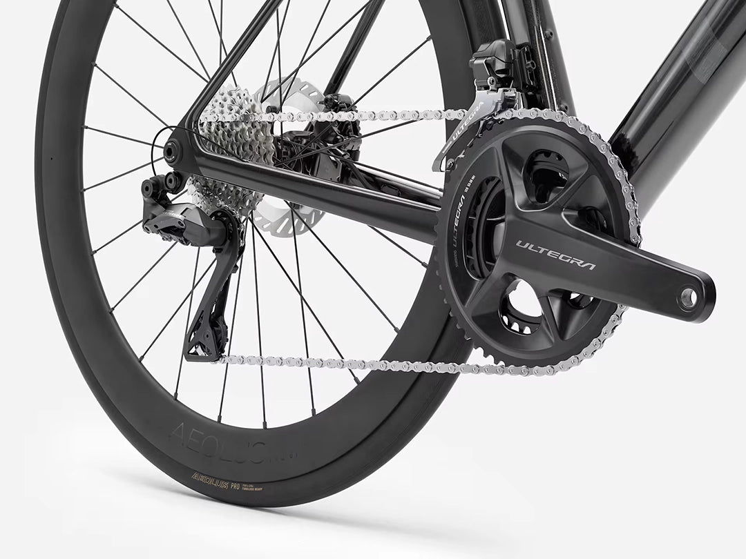 TREK Madone SL7 Gen8（2026年モデル）カラー：Gloss Dark Star/Matte Deep Smoke　コンポはシマノDi2アルテグラ