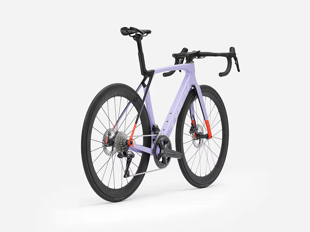 TREK Madone SL7 Gen8（2026年モデル）カラー：Matte Lavender Haze/Deep Smoke 斜め後ろからのバイク全体