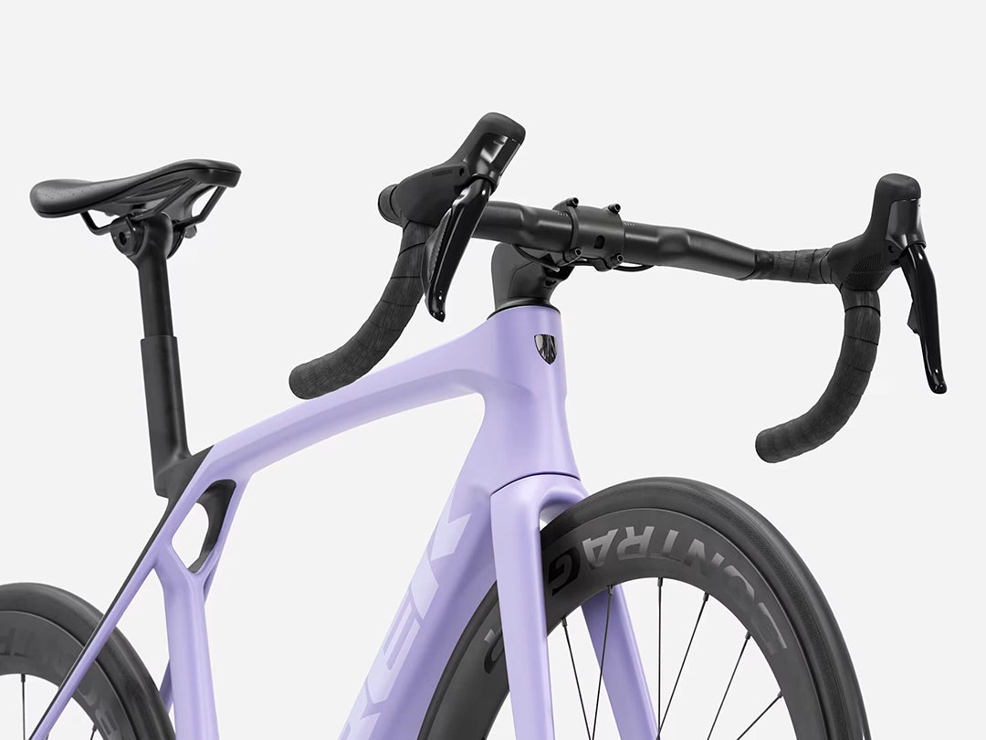 TREK Madone SL7 Gen8（2026年モデル）カラー：Matte Lavender Haze/Deep Smoke　ハンドルステムを斜め下側からみたところ