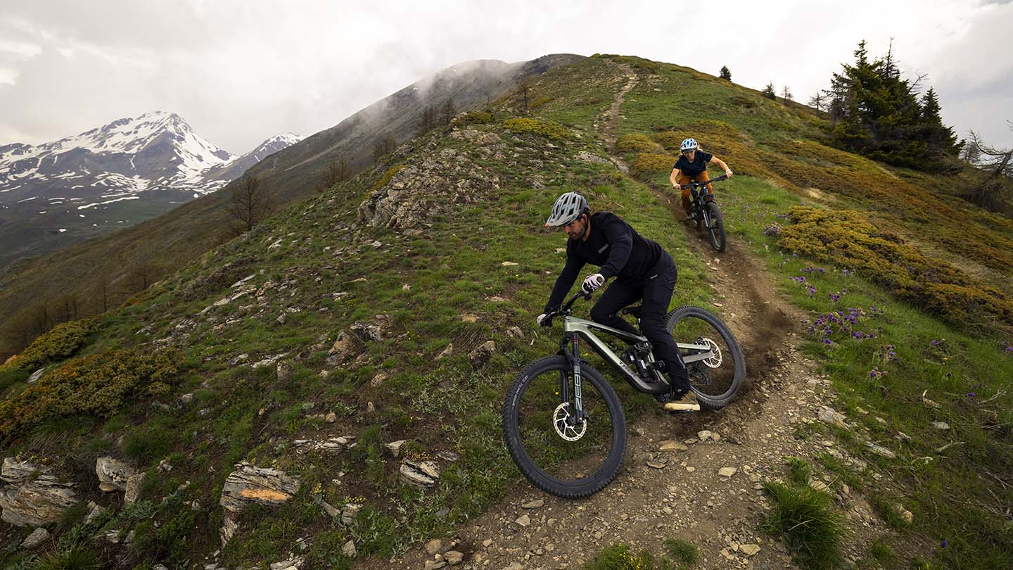 新型Slash（スラッシュ）でシングルトラックを下っている様子